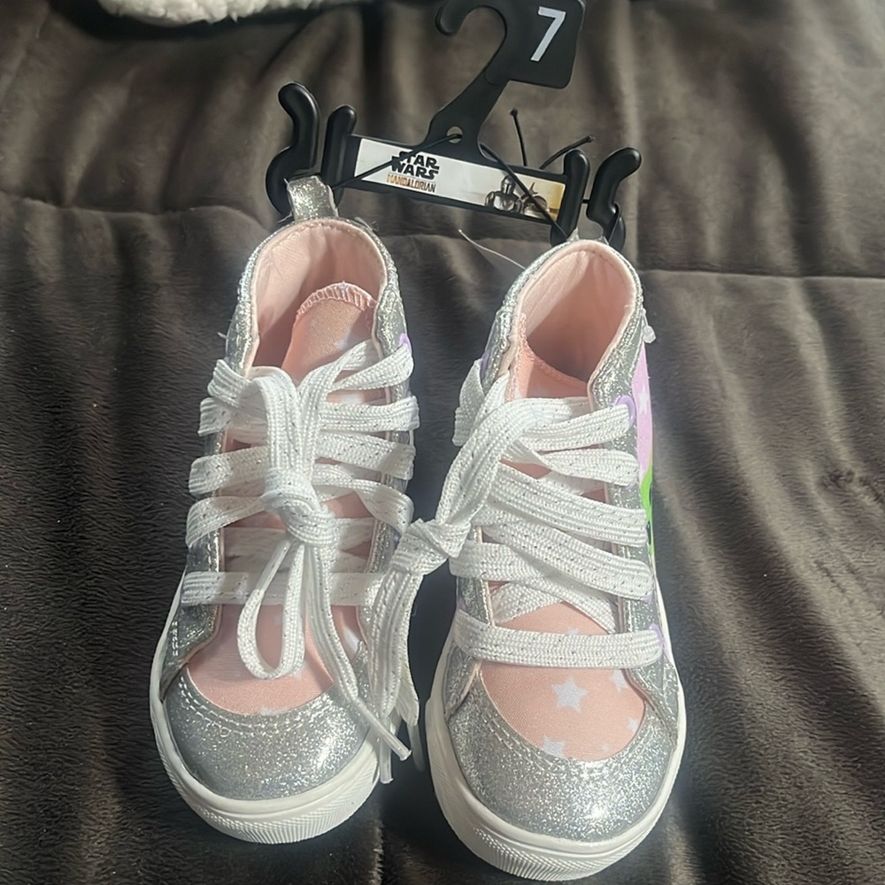 Baby Yoda shoes - Picture 2 of 5